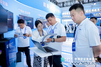 图：每日互动的个知AI产品系列吸引了众多观众驻足交流